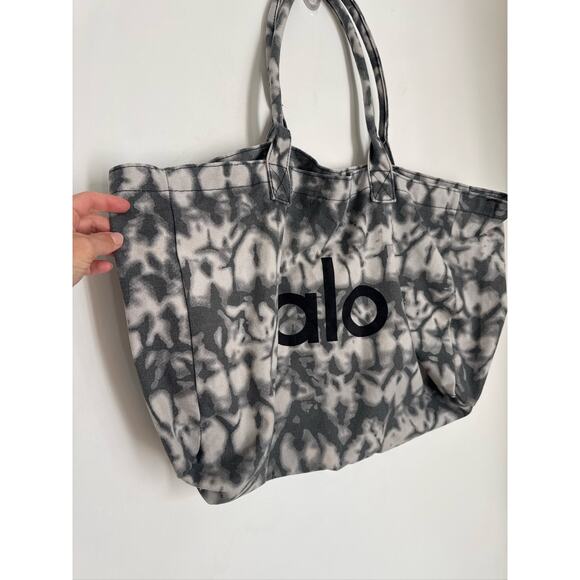 alo Yoga Canvas Tote Bag Tie-Dye Print - Gray White, One Size - Picture 3 of 7